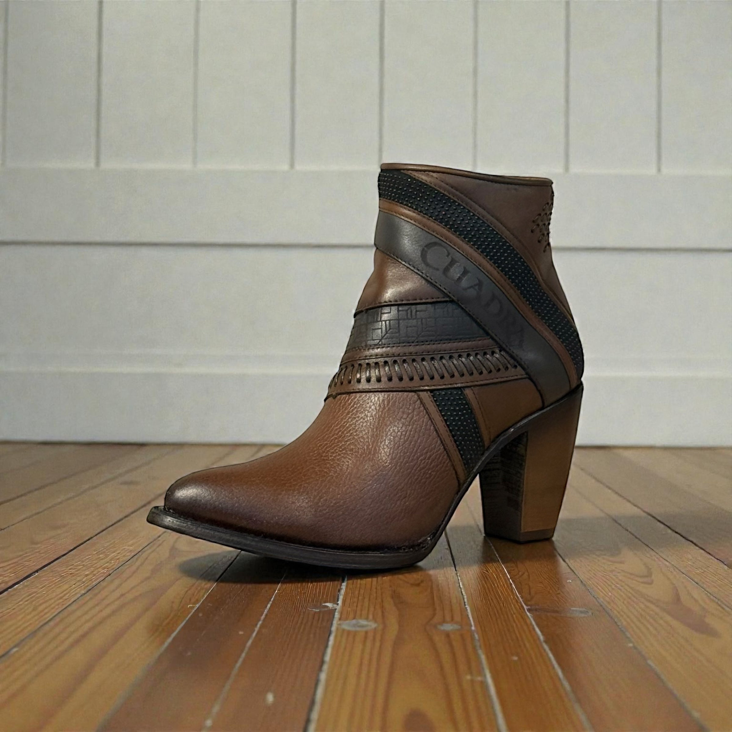 Lady Boot Honey Laser & Woven Round Toe