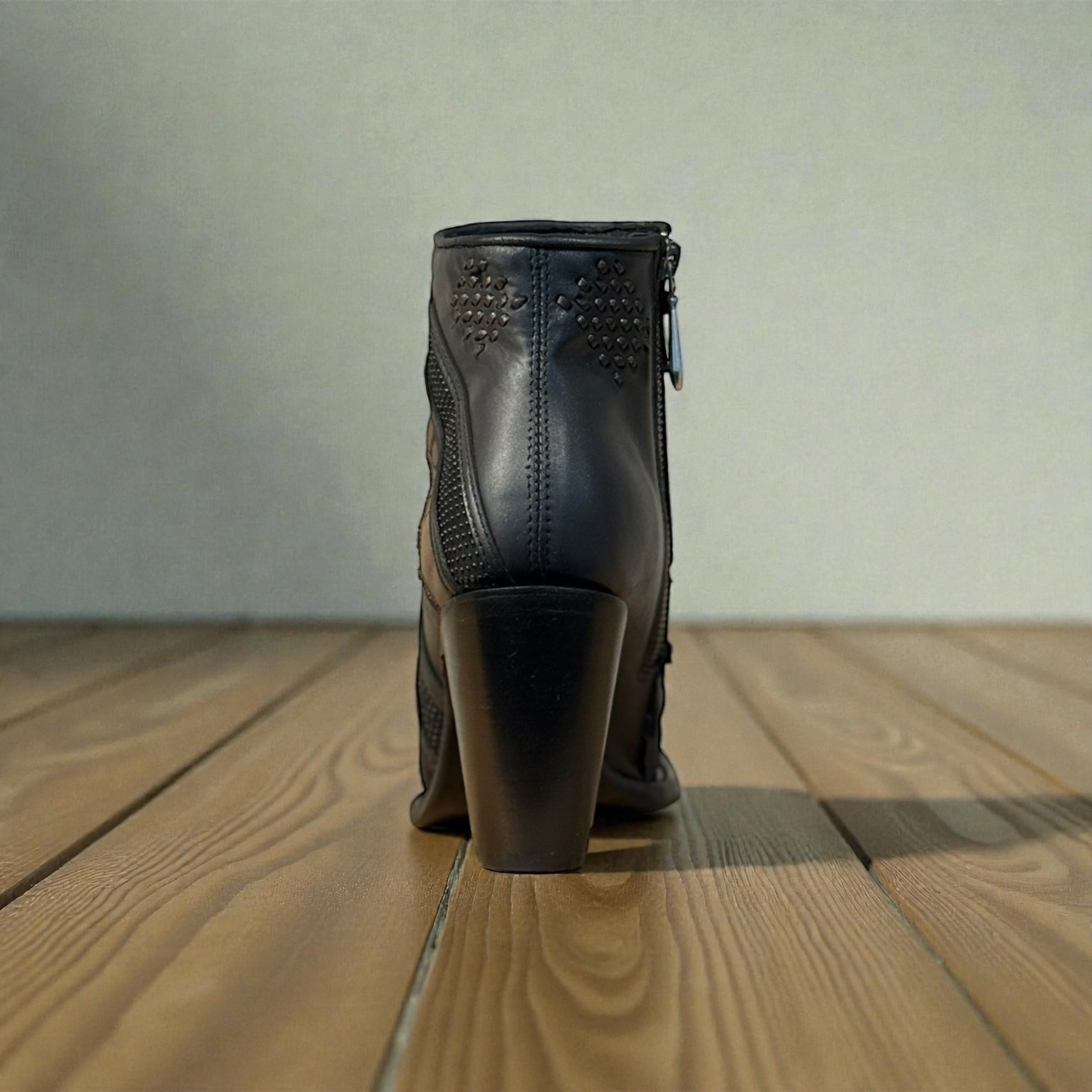 Lady Black Stingray Laser & Woven Round